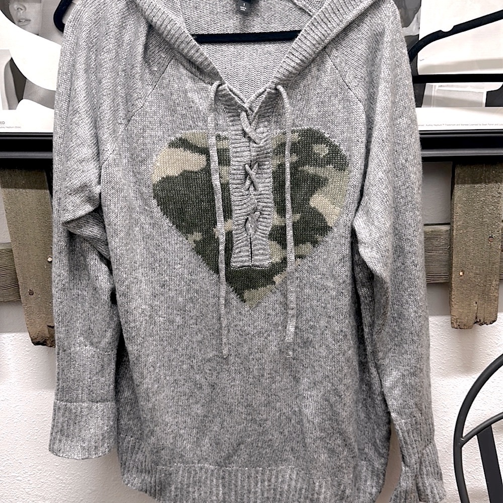 Torrid sweater grey/ CAMO heart size 1